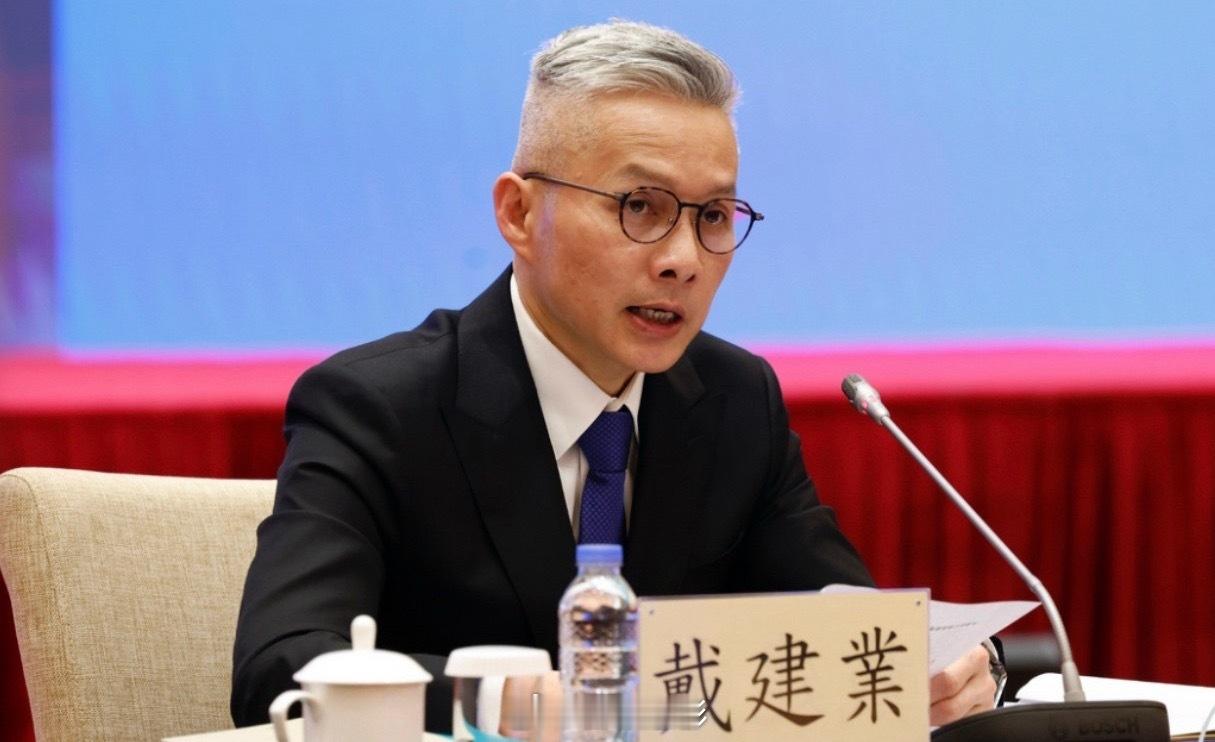 🇨🇳🇲🇴国务院根据澳门特区行政长官岑浩辉建议，决定免去澳门特区经济财政司