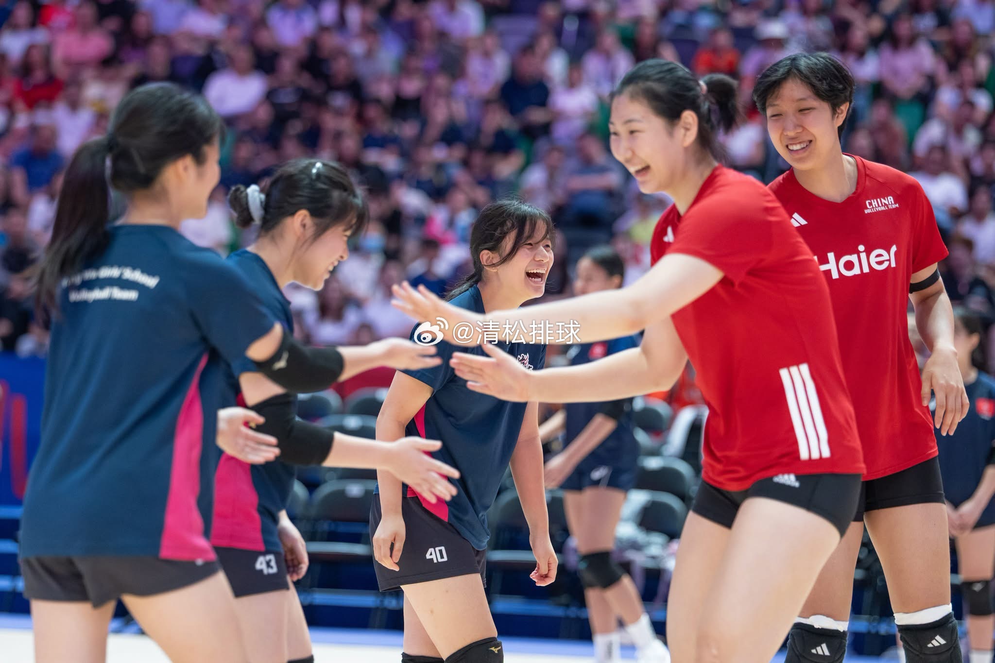 【热烈欢迎中国女排】抵港立即出席青少年零距离互动及签名会两千多名粉丝慕名前来一睹