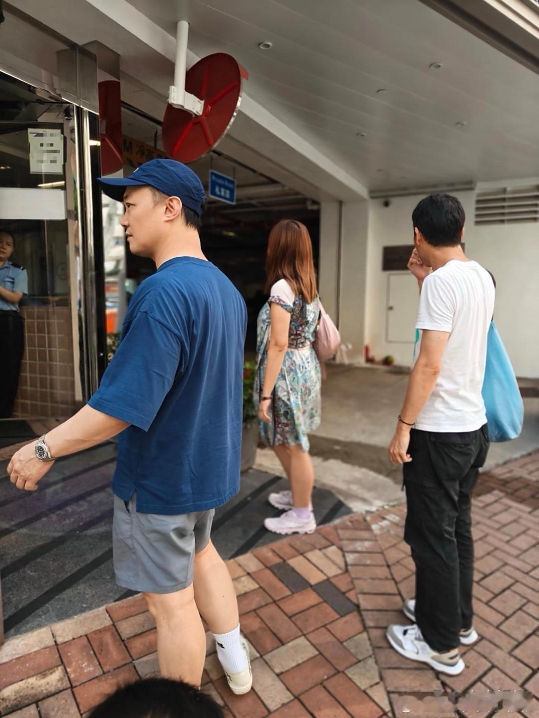 陈奕迅在香港街头被偶遇，他看起来有点胖，两条腿又短又粗，还好有歌唱实力，不然凭他