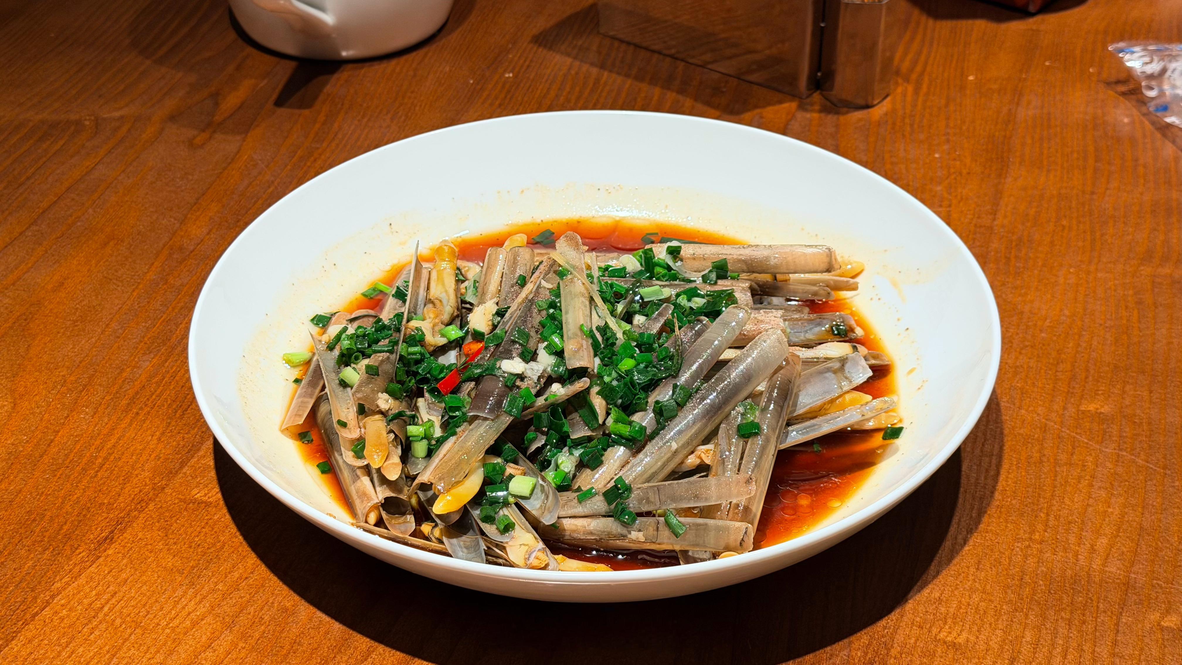 最近几乎每天都在跟朋友们聚会，吃吃美食然后分享各自最近听到的八卦（不是也是终于打