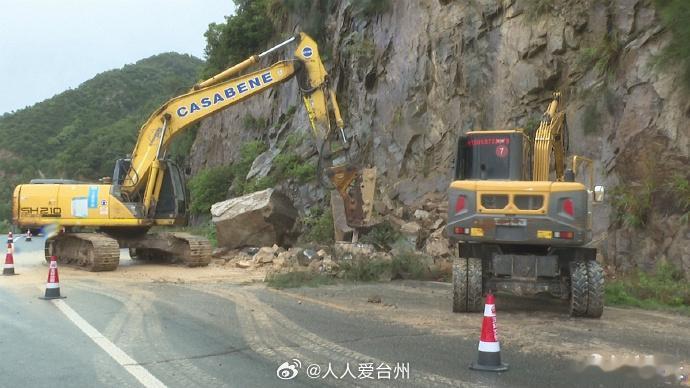 玉环公路守护者边坡抢险 连日暴雨致玉环鲜叠段山体滑坡，200余吨巨石裹泥阻断交通