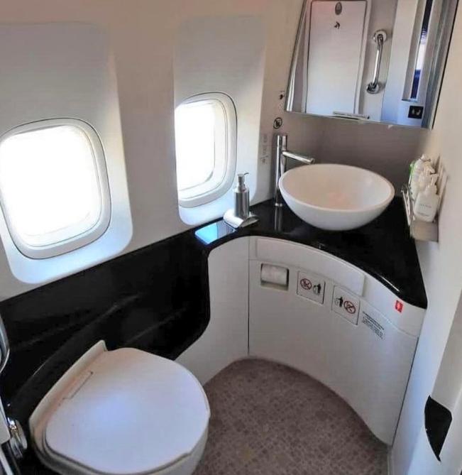 有一名乘坐英国航空公司波音 747 头等舱的女乘客对头等舱洗手间提出了质疑：洗手