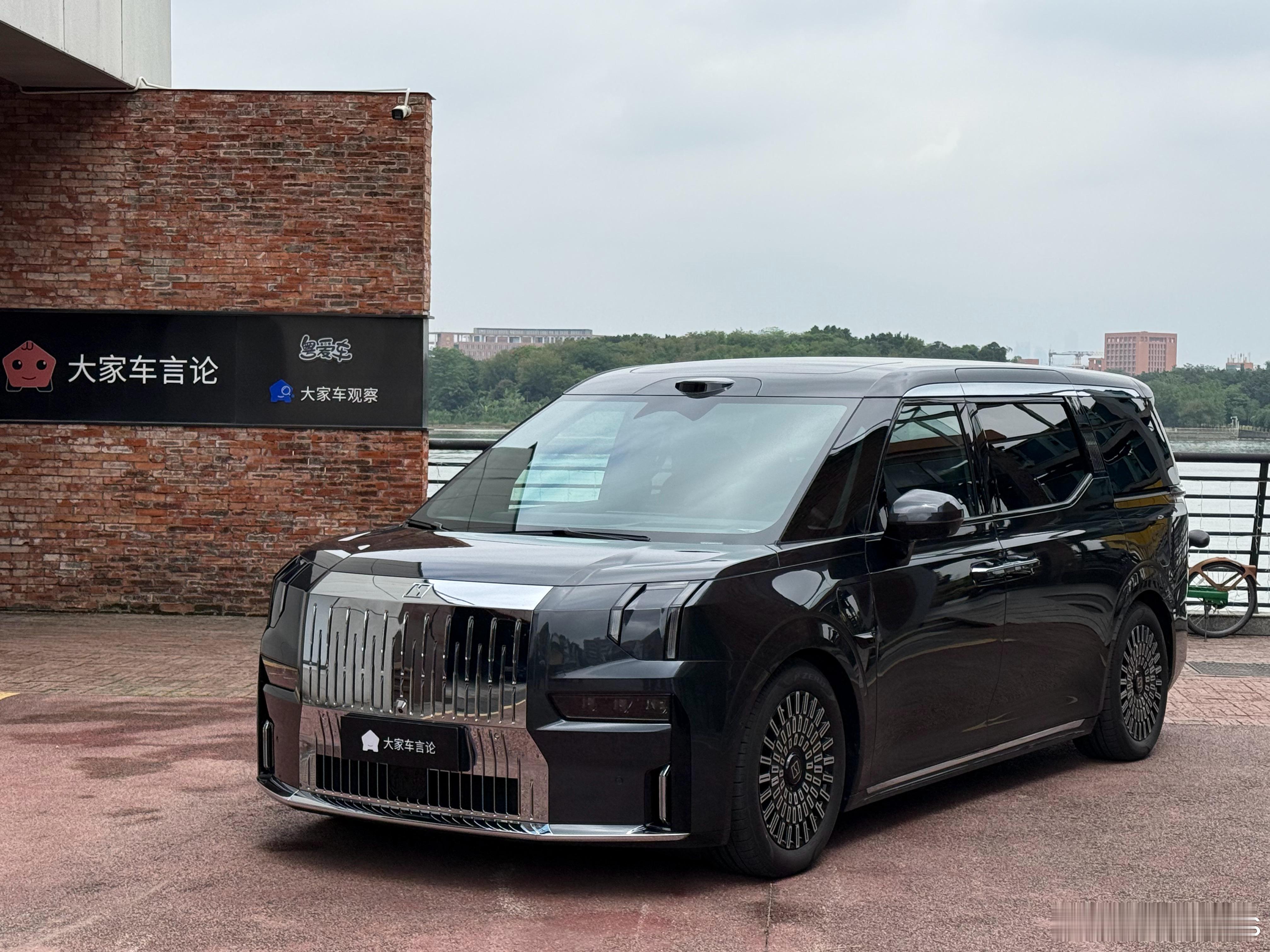 焕新极氪009，最大变化上了900v平台，升级到925马力，双900配置，标配激