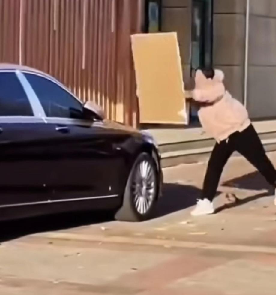 这女生为自己的无知要付出的代价也太大了！心想一个车玻璃能多少钱，砸一个车玻璃就能