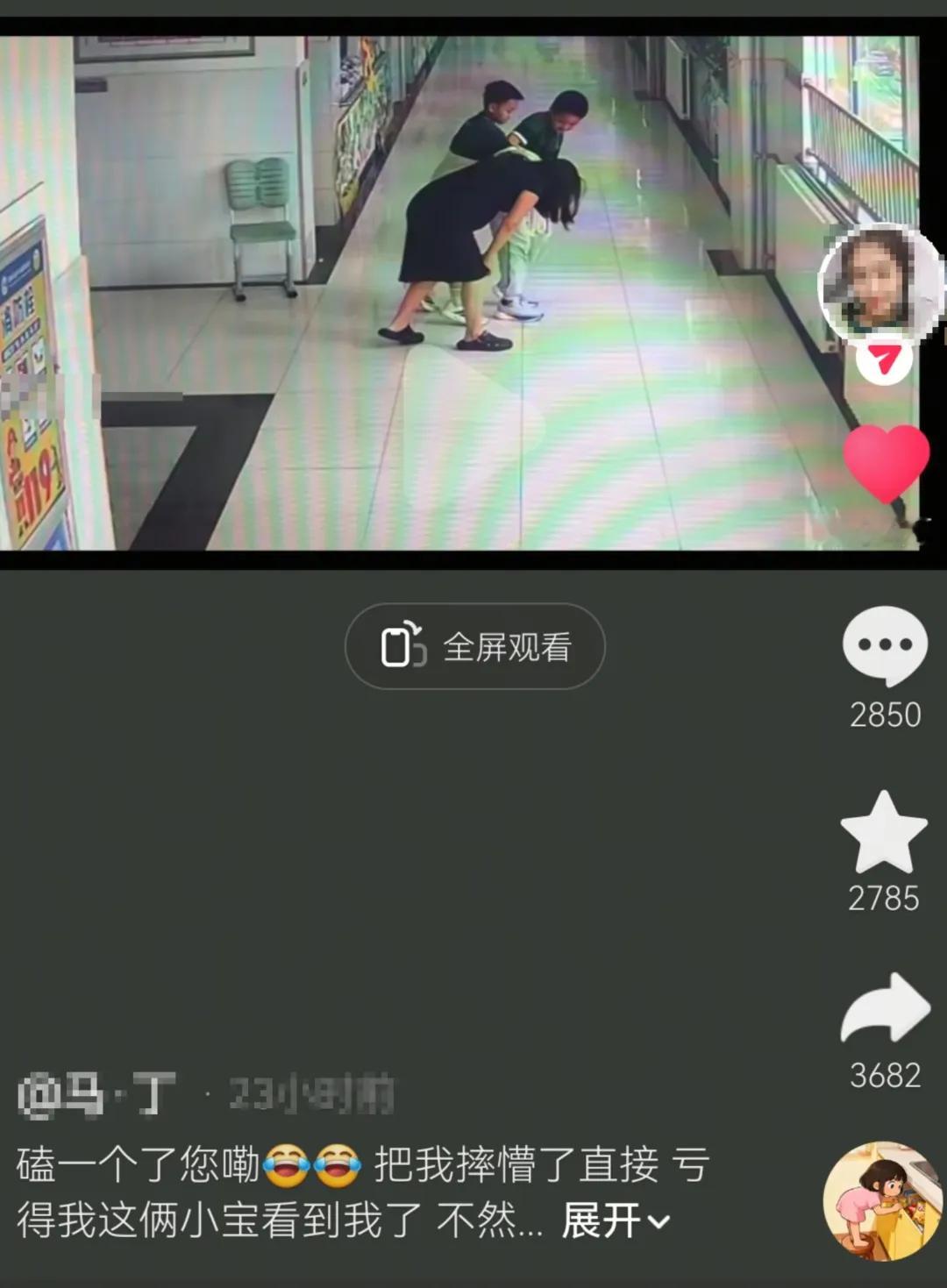 【学生回应飞奔扶起滑倒的怀孕老师：当时有点害怕，但更担心老师，所以先冲了过去】近