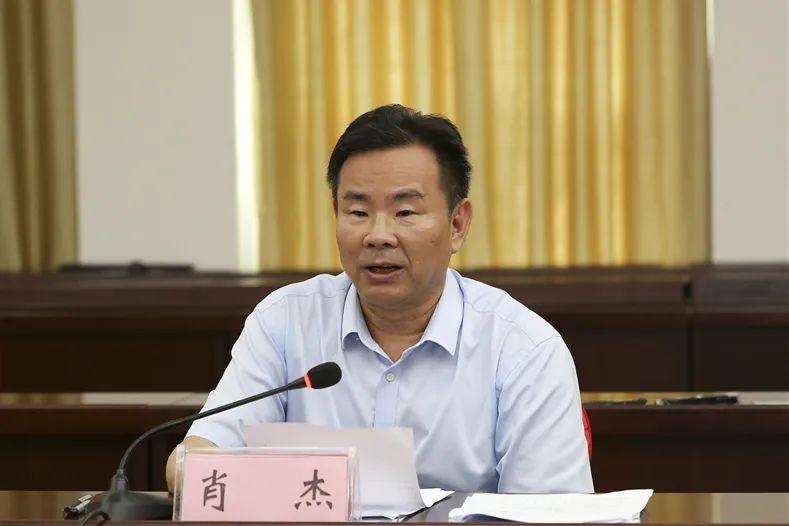 66，这是一个象征吉祥的数字。不过，对刚刚迈入66岁的肖杰来讲，却是人生的滑铁卢