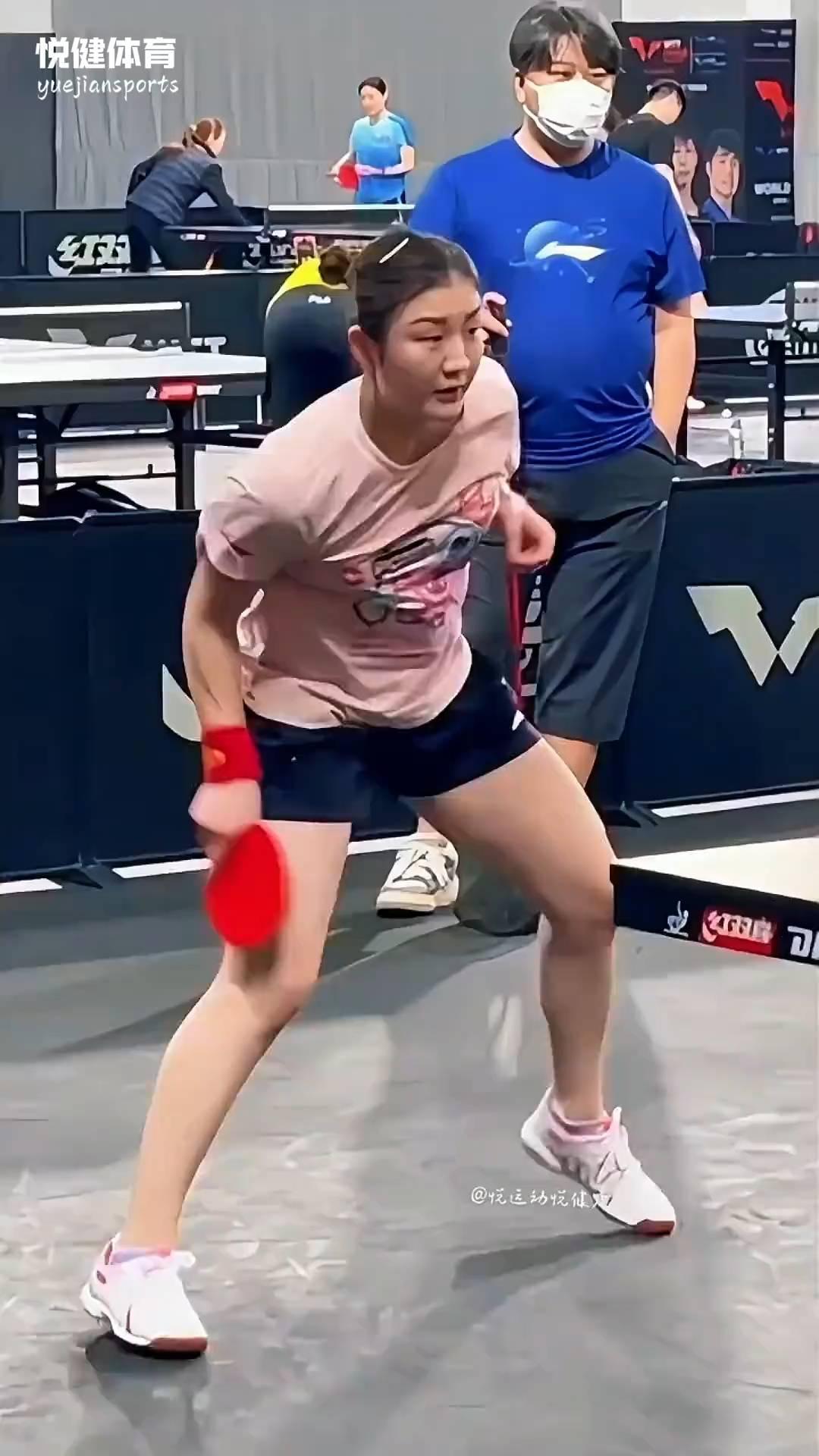 好好感受陈梦的拉球。
身体发力的衔接，大臂紧贴身体形成捆绑式发力框架，杜绝大臂单