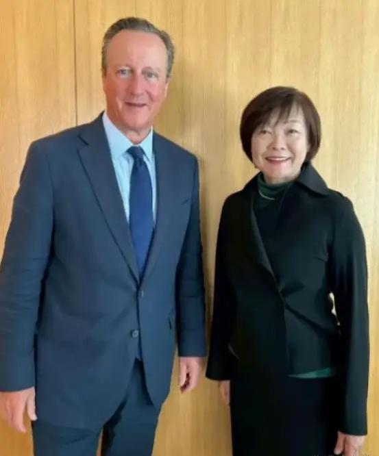 安倍怕是要气得从坟里爬出来。真的。他老婆安倍昭惠，在他走后这两年多，小日子过得那