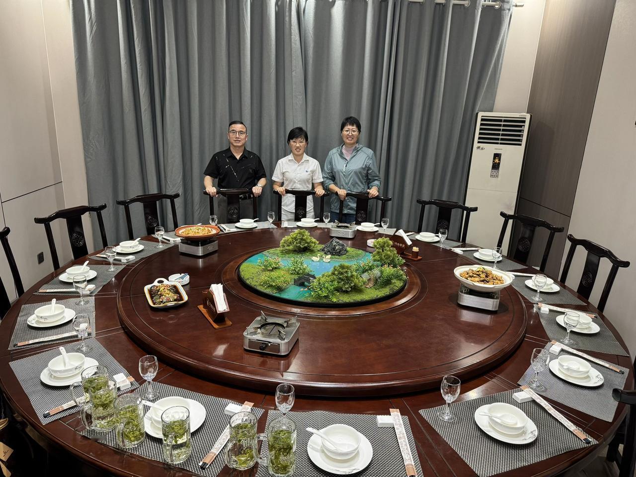 十分尊重与感谢的张腊萍，相识二十年，牵挂二十年，祝福二十年，2006年有缘相遇相