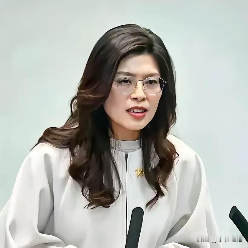 你们可以骂卢秀燕，可以骂韩国瑜，也可以大骂侯友宜。
但请网友们不要再给郑丽文负面