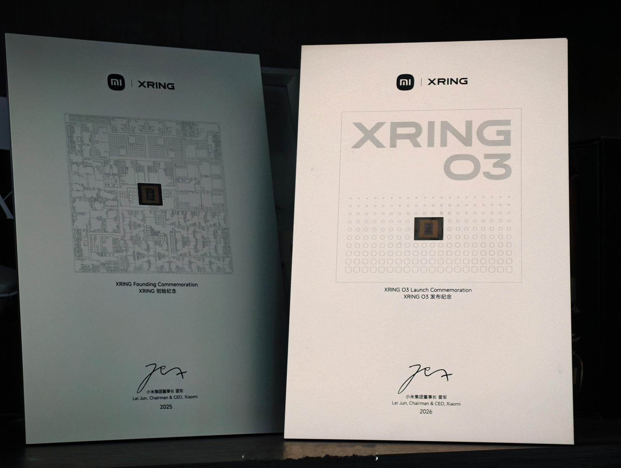 终于可以给大家展示下，我的玄戒O3纪念板～目前XRING两款芯片我都有收藏，自研