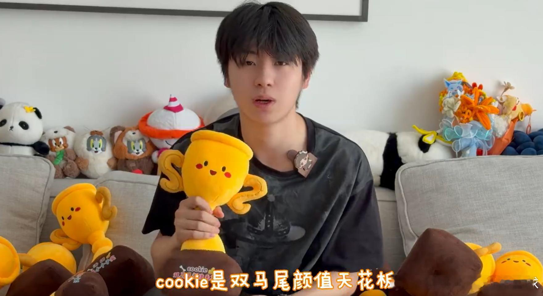 黄誉博给狗狗定制奖杯不止嘴上喜欢小动物，行动更能体现。黄誉博给战队狗狗定制奖杯，