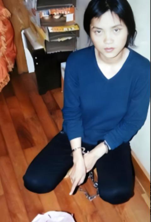2011年，云南“土皇后”杨菊芬即将执行死刑，她戴着脚镣，穿着囚服，却仍旧能看出