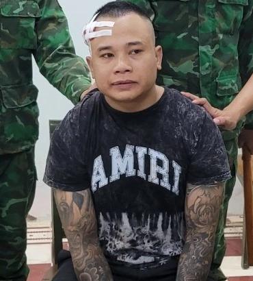 越南边防部队抓获的从柬埔寨向越南运送武器的犯罪嫌疑人，两只手枪25发子弹