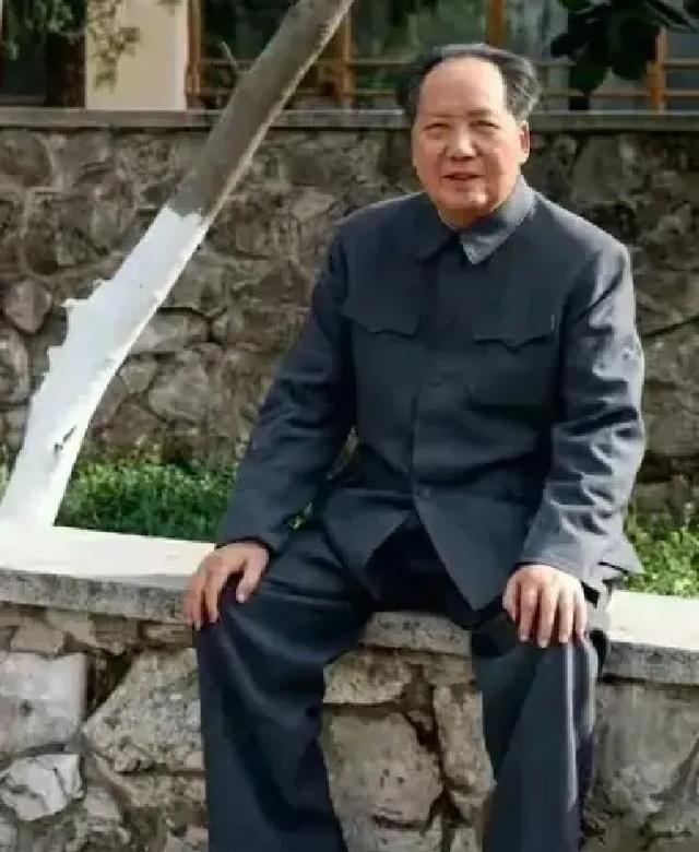 毛主席有个习惯：无论冬夏，睡觉必须开窗，哪怕是北京最冷的寒冬夜里，也绝不破例。