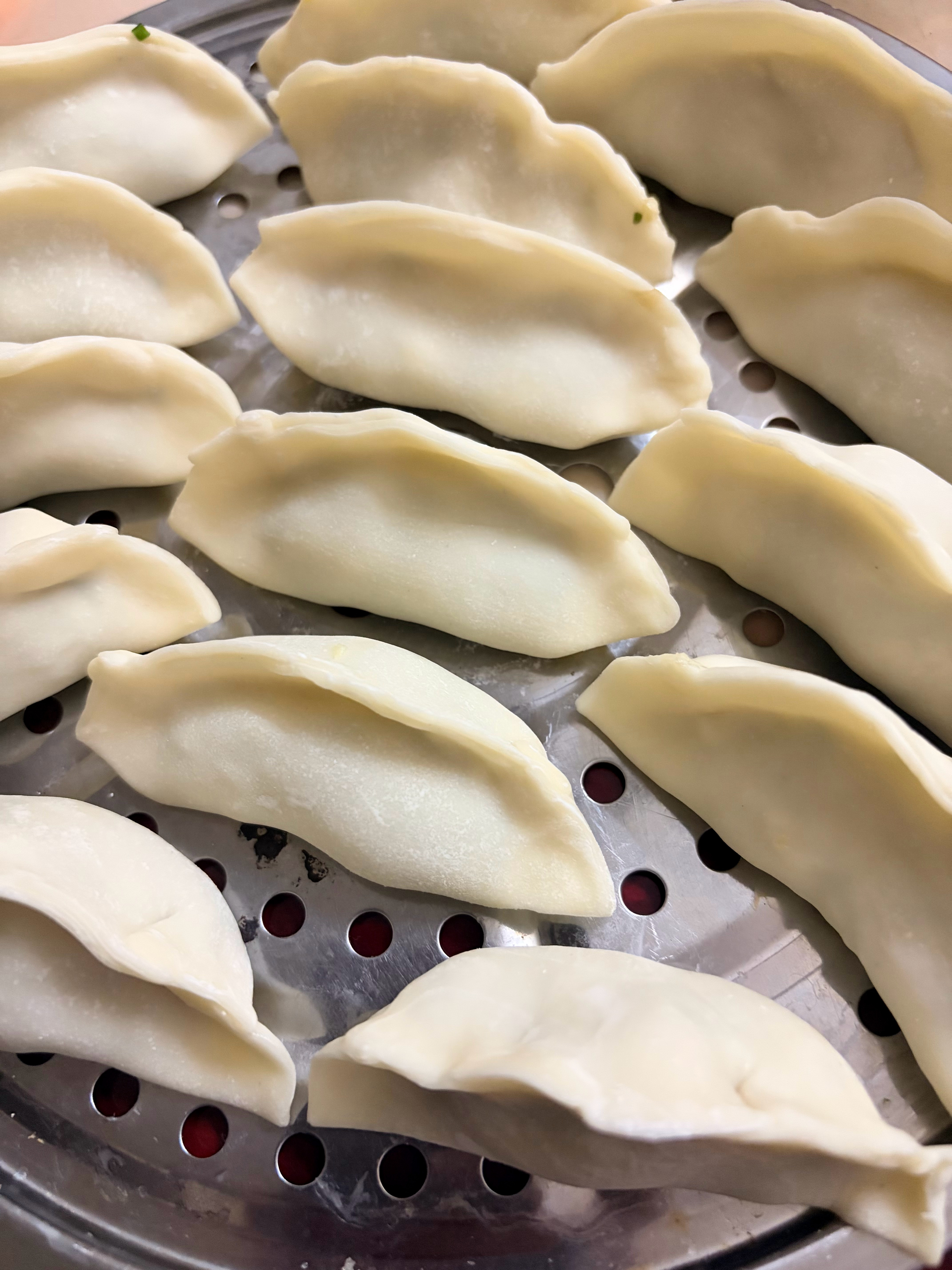 没想到我还挺有包饺子的天赋，第一次包竟然能包成这样，蒸出来就跟买的一模一样，我太