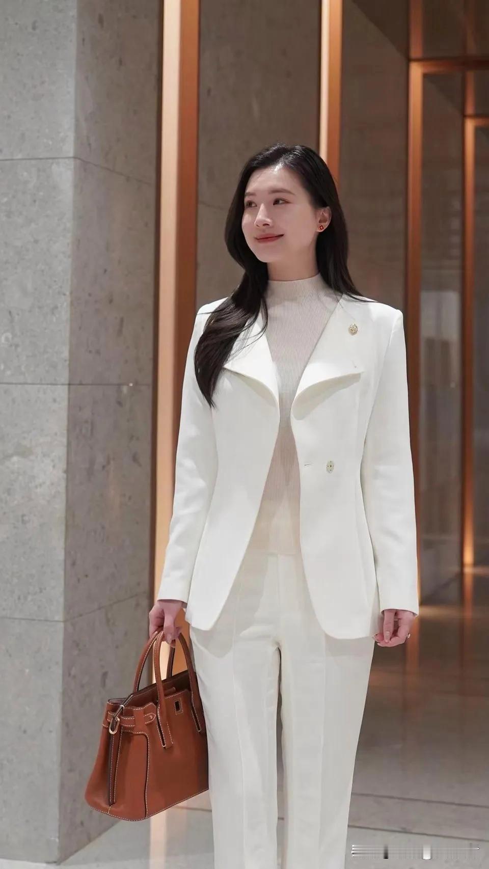 白西装简直是优雅神器，穿上它瞬间自信满满！春天到了，白西装成了流行趋势，自带清爽