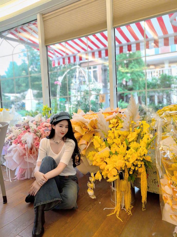 #刘亦菲发了好多黄玫瑰# ​​​#刘亦菲生日晒与花合照#黄玫瑰围绕着刘亦菲，为她