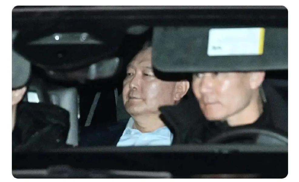 2025.1.20
韩国现任总统尹锡悦被拘留，换上囚服，被拘留号码，拍摄完嫌疑人