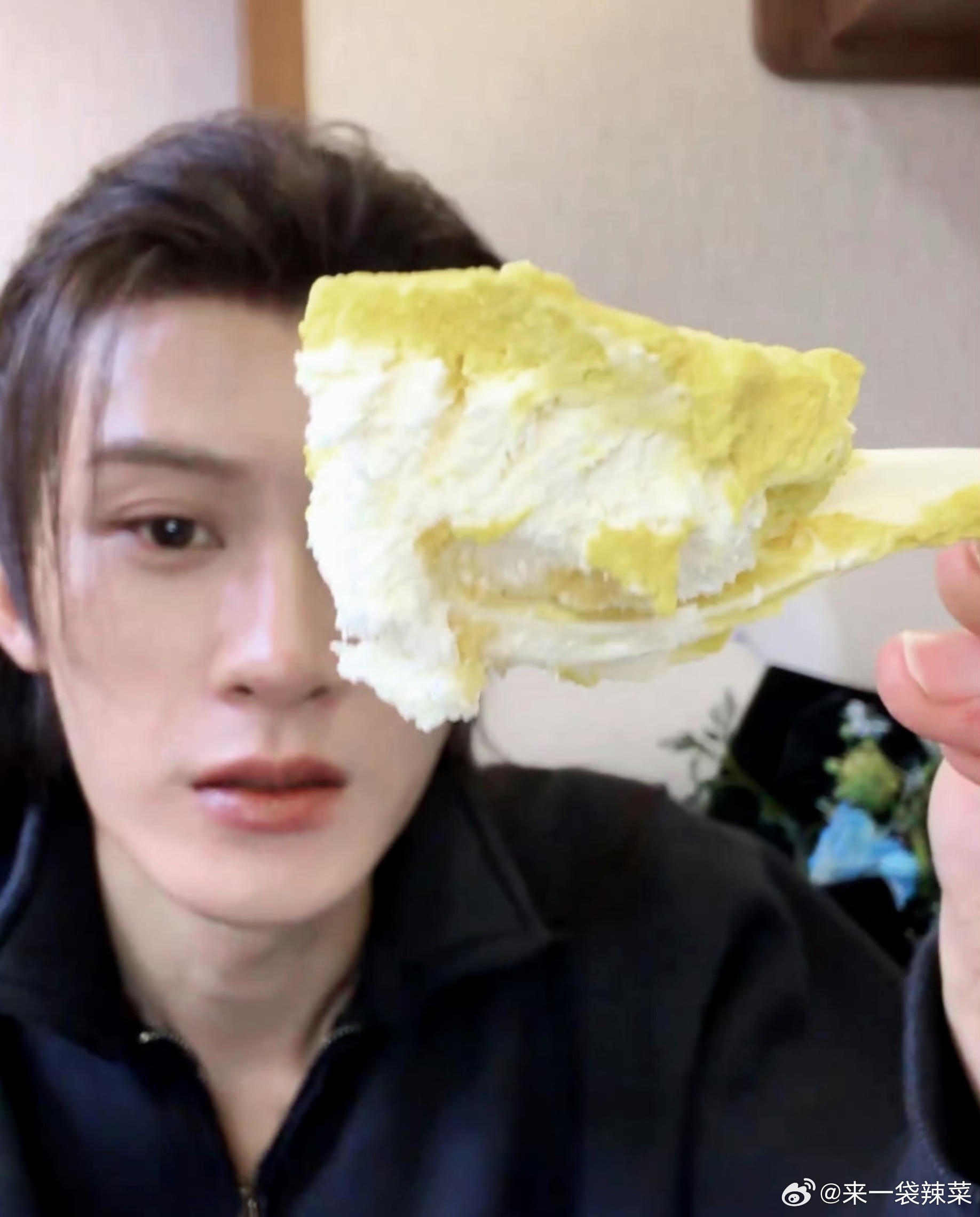 檀健次粉丝后吃檀健次吃炭火生日蛋糕，掏心掏肺好可爱。把图保存下来，今年的生日蛋糕