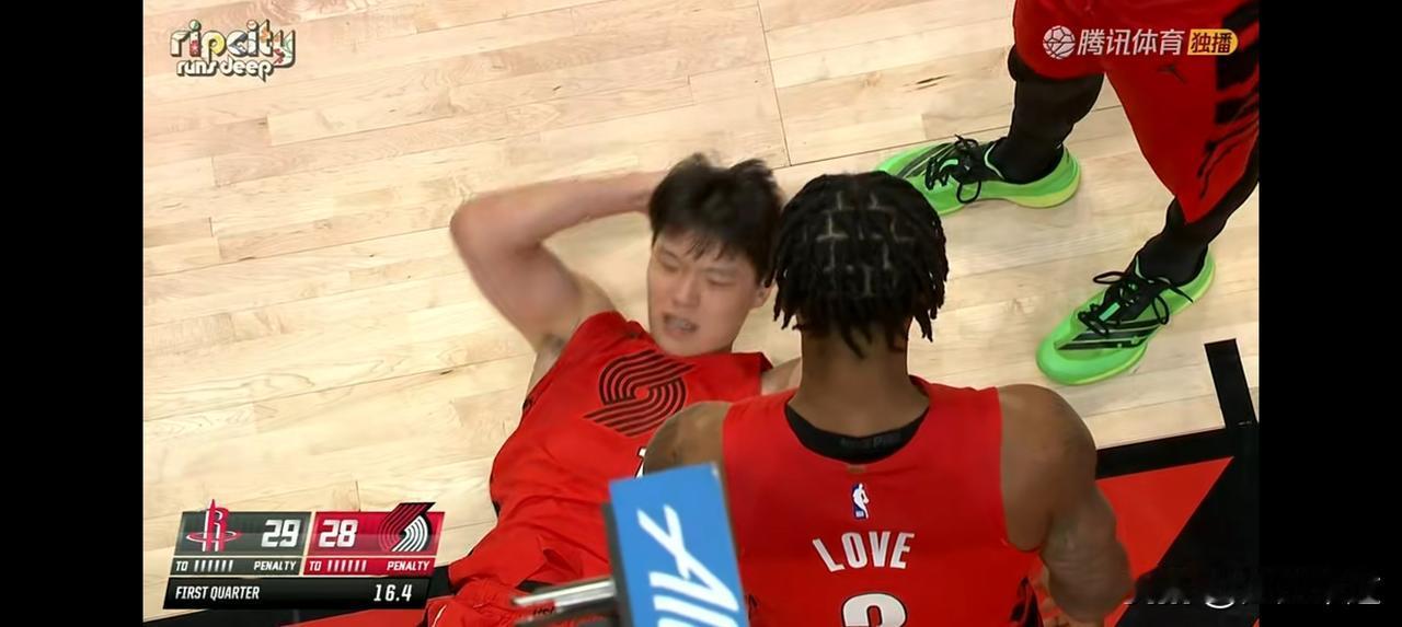 杨翰森在第一节末获得2分钟的登场时间，对位火箭队的亚当斯！上场被亚当斯造了一个犯