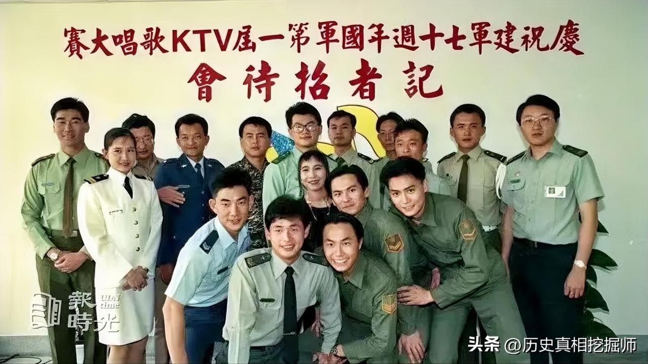大家见过穿台军军装的任贤齐与黄品源吗？！1994年，在国军艺工队服役的任贤齐(前