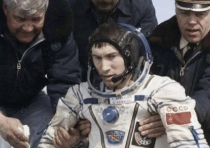 1991年，苏联一名宇航员刚飞上太空，国家解体了。

联盟TM-13飞船的警报灯