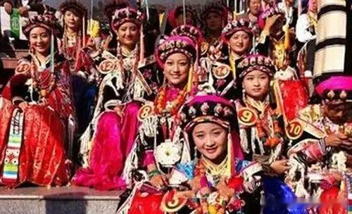 上联：花果山上无花果，诚邀下联谢邀！[击掌]

上联：花果山上无花果，
下联：女