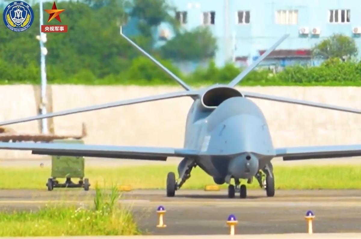 南部战区在黄岩岛周边组织联合演训，无侦-7高空侦察无人机意外出镜，把焦点拉满。