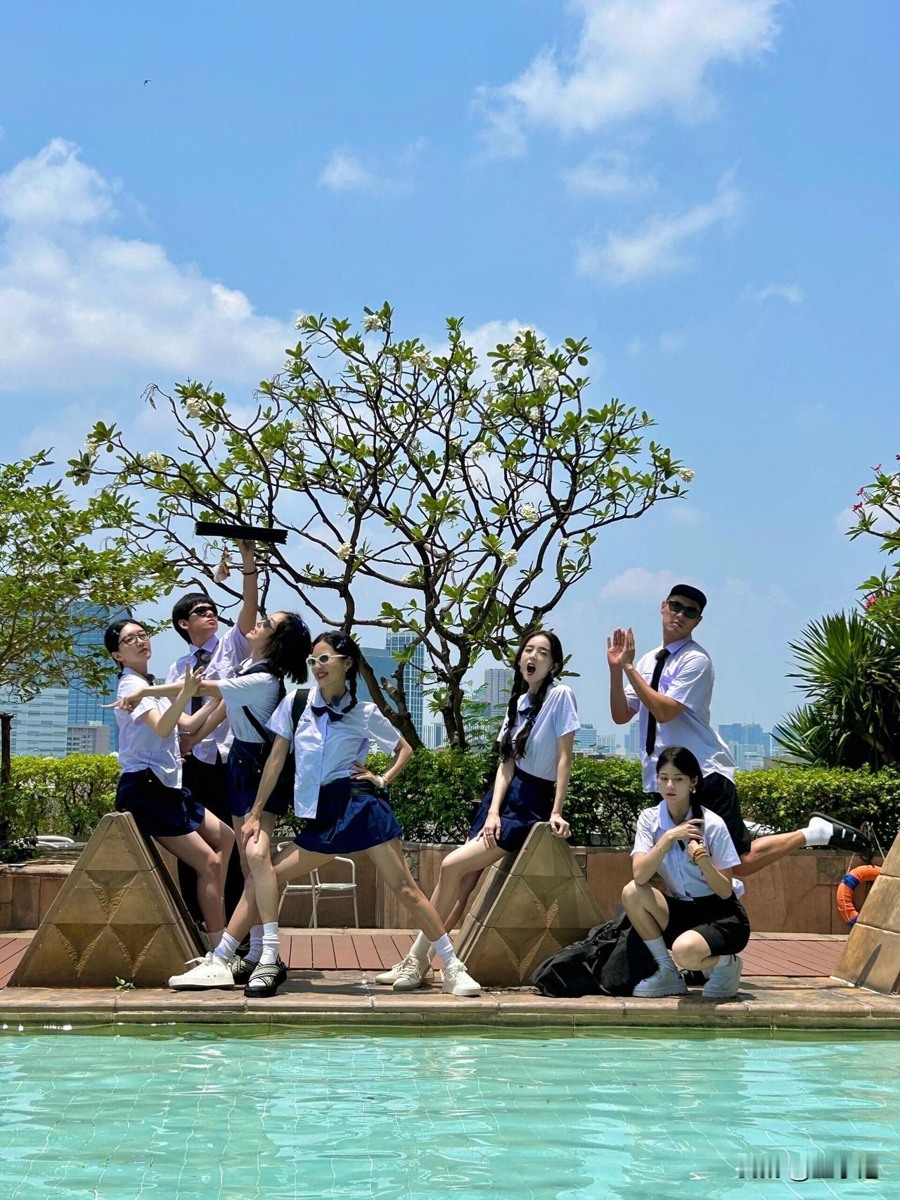 不得不说，杨祐宁你真是可man可性感可妖娆的男明星！
4月17日还在泰国录制的花