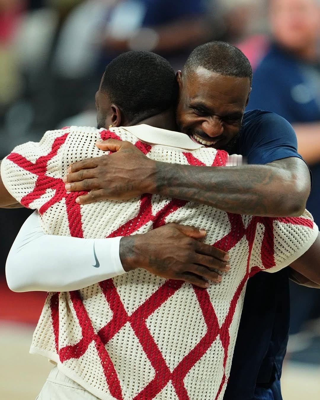 韦德谈詹姆斯效力第23年：“我和你们一样，都是他的粉丝。我知道大家都会说，‘他年