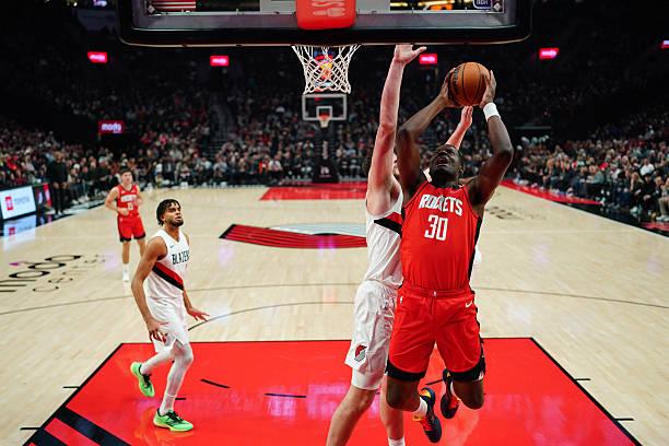 卡佩拉，一个快32岁状态在上赛季已经下滑并且在进不了季后赛的东部球队老鹰被踢出先