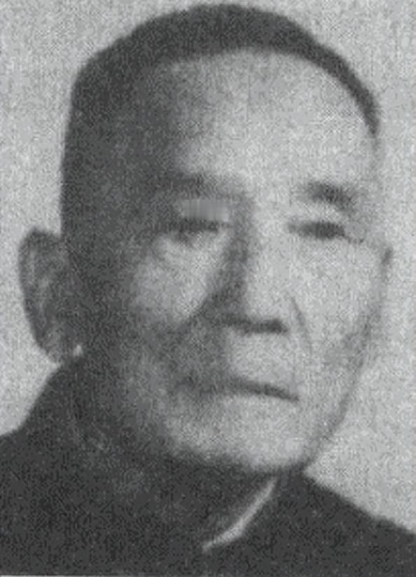 1950年11月，36军军长刘万春接到通知到北京参加会议，可是刚下车，就看到几名