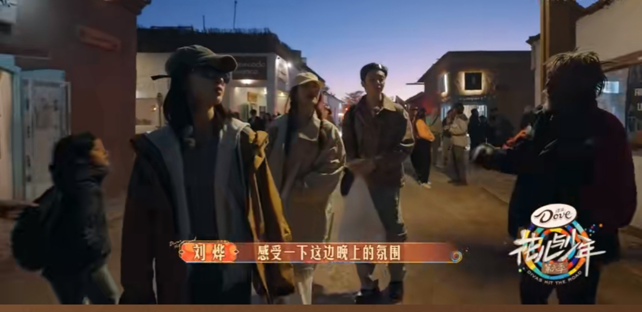 #侯明昊街头E人属性大爆发#侯明昊E人属性大爆发，直接在街头跳舞[哈哈]，不愧是
