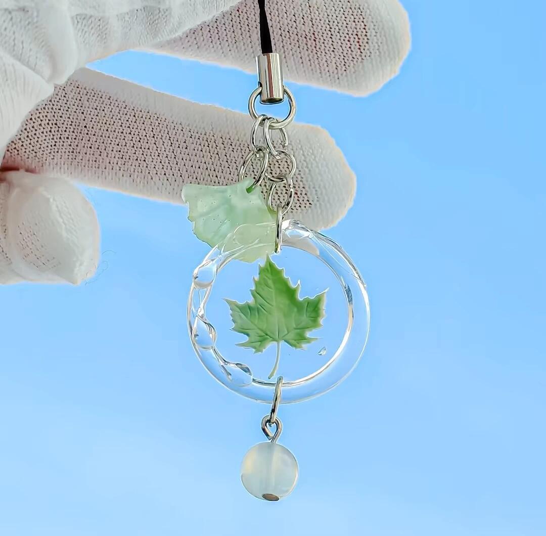 生长于山里的子民若渴望海，是因为山藏起了一切而海毫无保留地展示于眼前，因此对于付