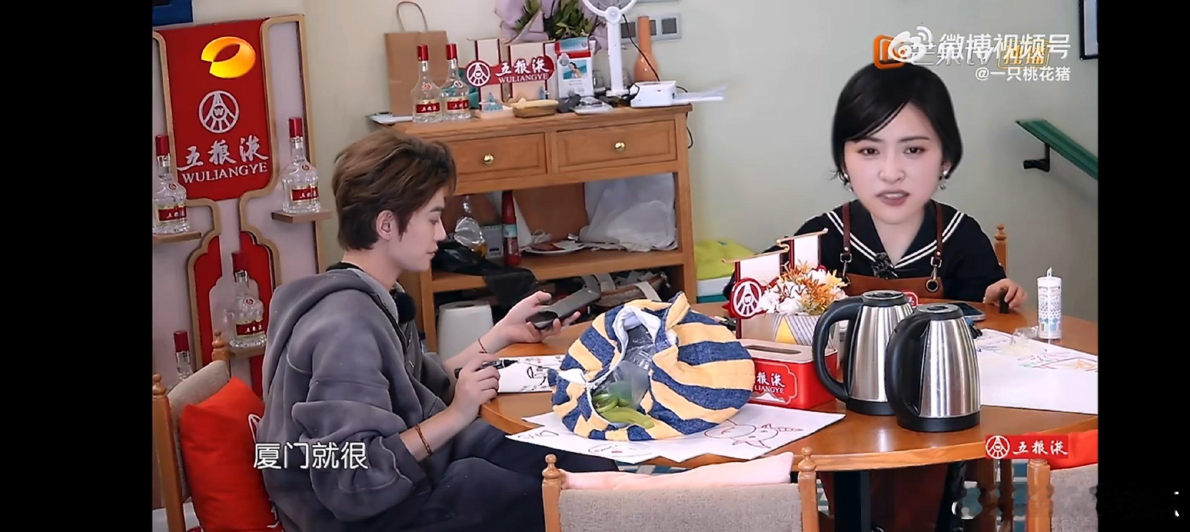 《中餐厅》说“我有滑板”的时候超淡定，酷飒感直接拉满～沈月[超话]沈月滑板少女中