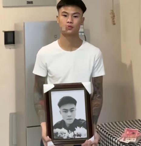 小伙子作死，为破除迷信封建，不信神佛的决心，不但装裱黑白照片，还每天点上摆蜡烛对