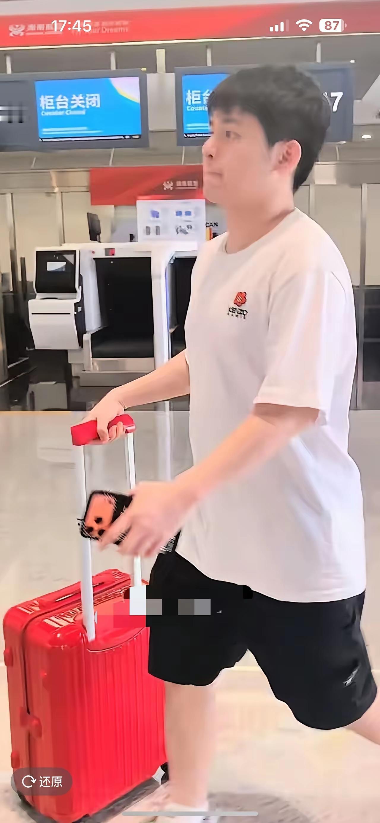 小石头从海南返回北京，精气神倍儿棒！[赞][鼓掌]
小石头回海南，可谓“衣锦还乡