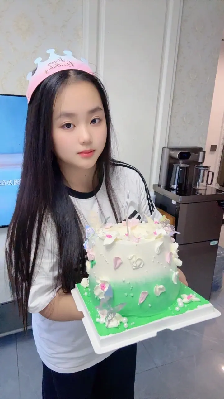 自己生的自己养，这句话挺好！你成长的每个阶段妈妈都在，你在马不停蹄长大...