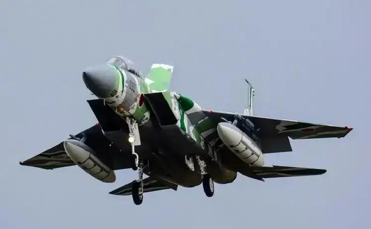 2025年12月6日，在琉球群岛东南公海，日本空自F15J多次接近辽宁舰航母编队