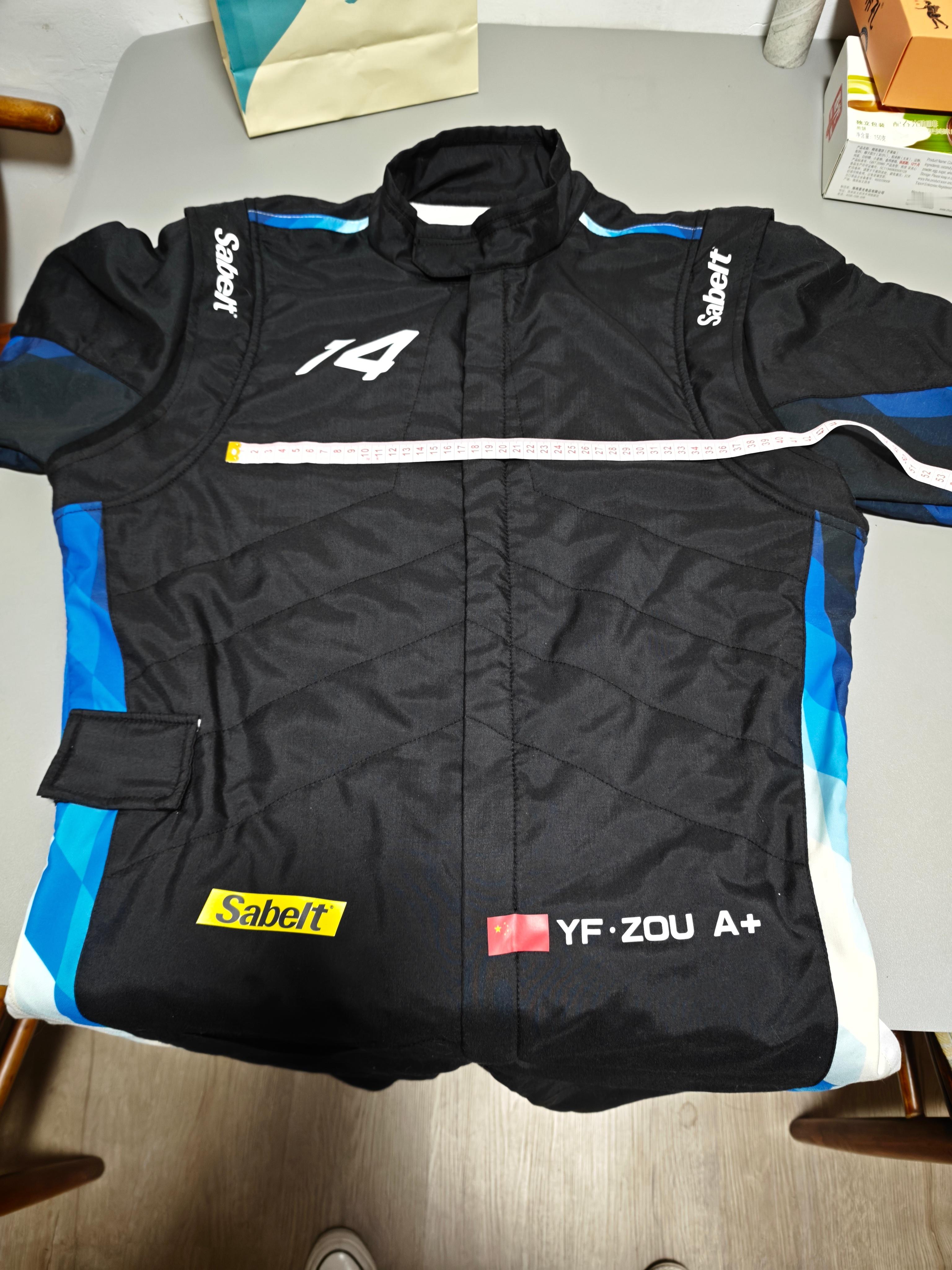 去年的旧的赛车服拉链坏了，我早早就定制了一套全新的赛车服。目前赛车服还有点干净。