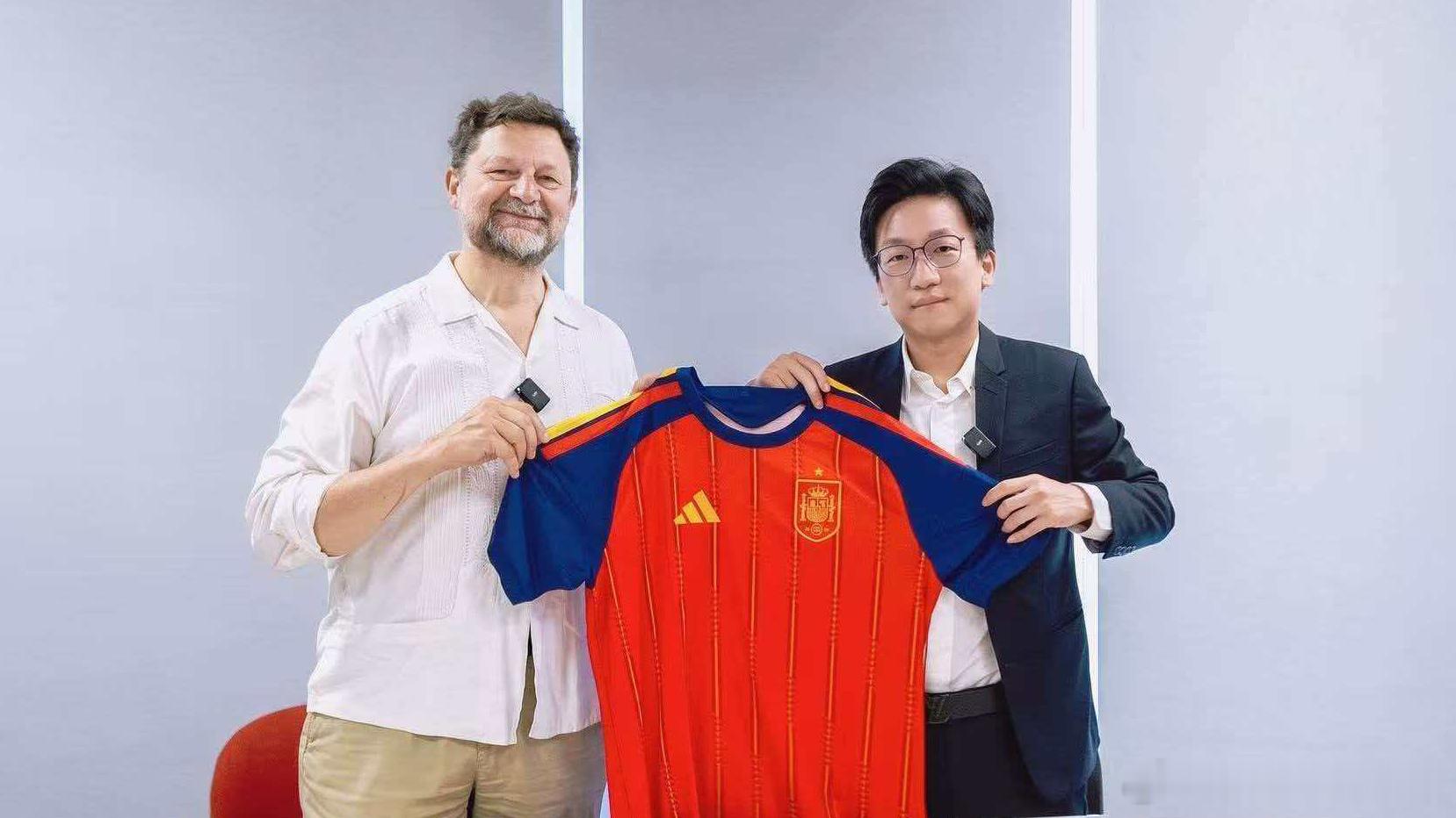【西班牙代表在北京点赞非遗青瓷】西班牙驻华大使馆代表在北京喜提中国非遗青瓷了，这