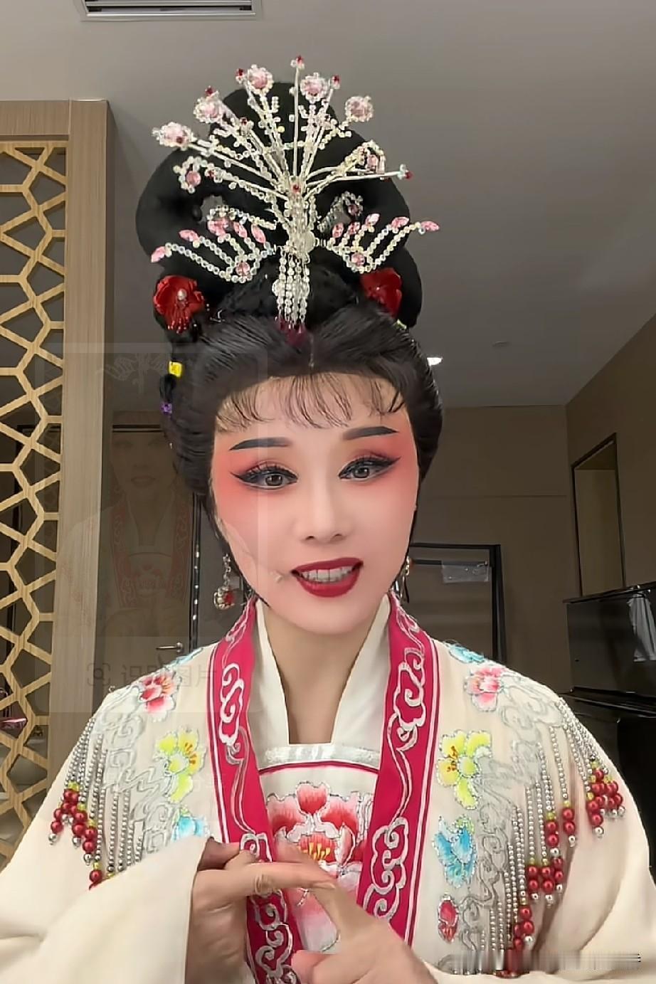 黄梅名家吴琼告诉戏迷粉丝们，在别人的剧场里通常不允许拍照或拍视频，但在她演唱时，
