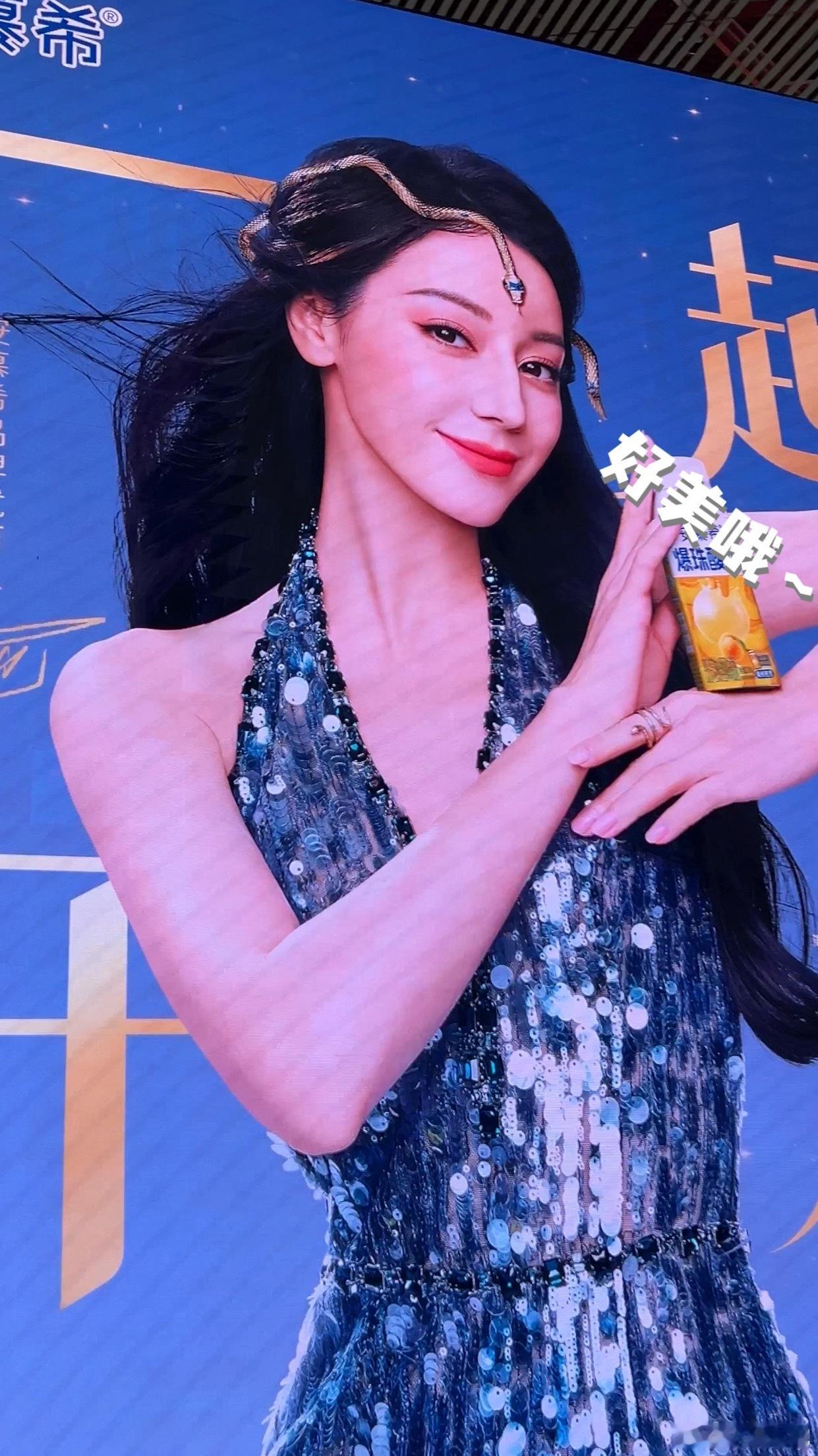 🥣正美美打卡热巴大屏，抬头发现前边是大张伟…我嘞个追星圣体，怎么每次机场基本都