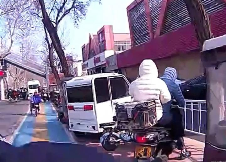 不戴头盔还遮挡号牌，济南一摩托车驾驶人被查！3月21日10时10分许，济南市公安