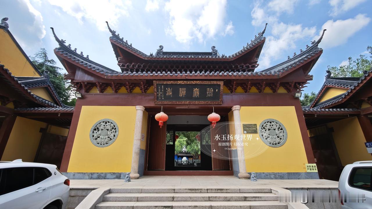 原本只是想找一处远离城市喧嚣的地方散心，翻看本地攻略，发现了弁山深处的碧岩禅寺。