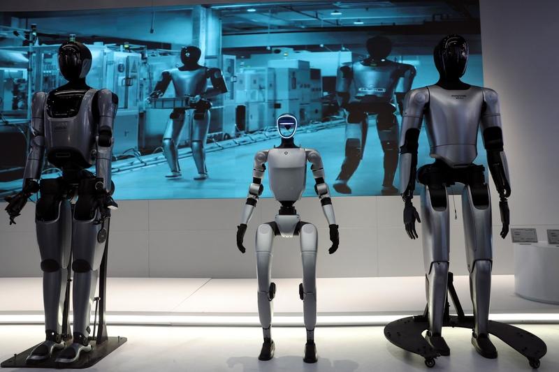 中国企业制造机器人技术已取得显著进展。11月3日，全球首个具身智能机器人真机强化