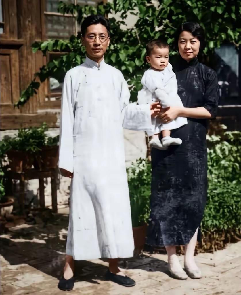 1934年夏，济南南新街54号小院，老舍、夫人胡絜青与长女舒济留下珍贵合影￼￼￼