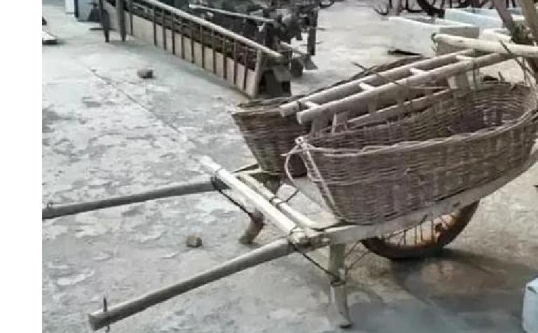 搞笑的“两不卖”

刚改革开放的时候，我村老耿生活困难，每天推着车子把家里种的菜