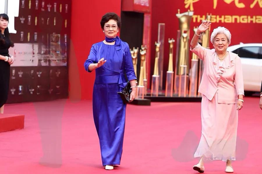 2014年第十七届上海国际电影节
开幕影片《舞台姐妹》，主演谢芳 曹银娣走红地毯